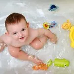 Ciekawe zabawki do kąpieli – jak zapewnić zabawę i naukę w kąpieli?
