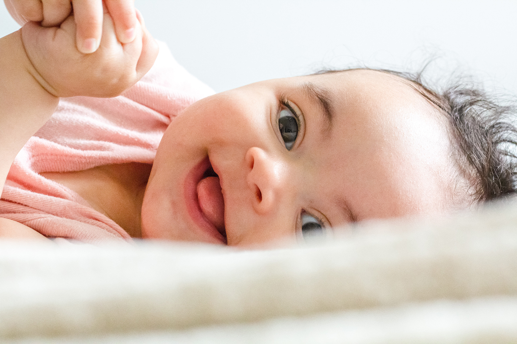 Ropiejące oczka u niemowlaka - przyczyny i leczenie