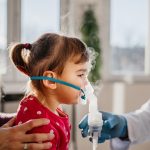 „Nie ma badań, które rozpoznają astmę za lekarza”. O leczeniu astmy u dzieci mówią prof. dr hab. n. med. Marek Kulus i Marta Zajac-Asllanaj