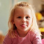 Plamy na języku dziecka – przyczyny i leczenie