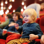 Kiedy pierwszy raz do kina z dzieckiem? Jaki film wybrać na pierwszy raz w kinie?