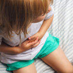 Jak się objawia grypa żołądkowa u dzieci? Jak sobie z nią poradzić?