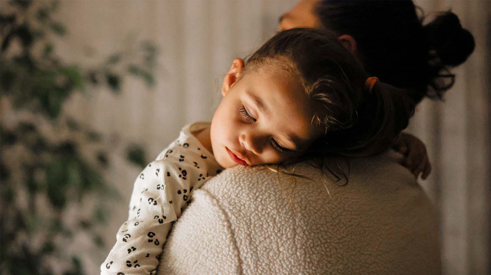 Infekcja u malucha - czy budzić dziecko z gorączką?