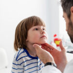 Czym się objawia i jak zwalczyć zapalenie migdałków u dzieci?