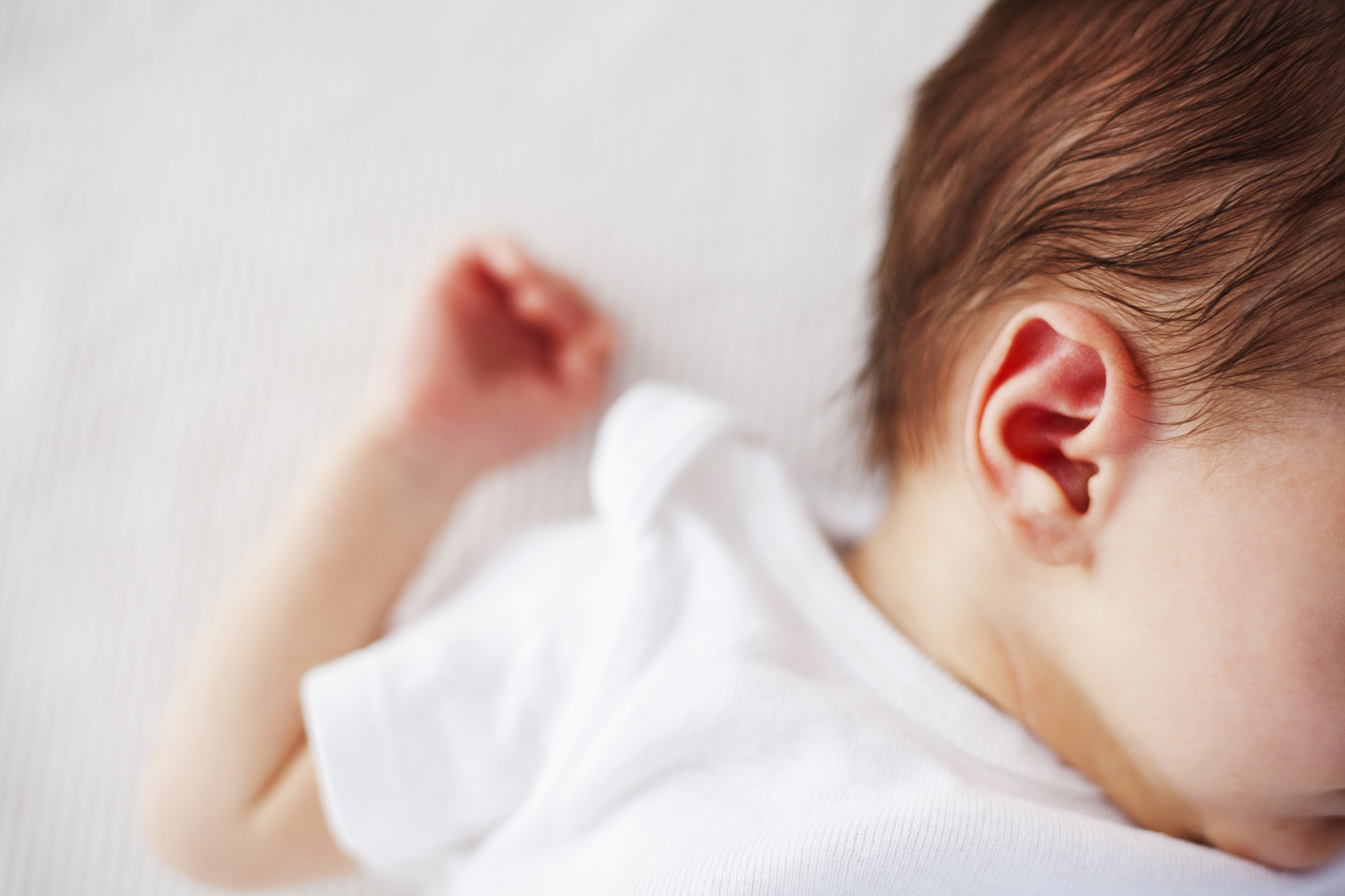 Rozpoznajemy zapalenie ucha u niemowlaka. Jak pomóc dziecku?