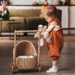 Wózek dla lalek dla 2-latki – co powinien mieć i jak wybrać?