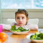 Dlaczego czasem dziecko odmawia jedzenia? Fragment książki „Rozgryzione. Jak nauczyć dziecko dobrze jeść. Przewodnik po żywieniu dzieci”