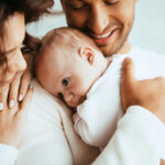 „Badania wykazały, że karmione piersią niemowlę ssie mocniej, gdy słyszy słowa, które już zna”. Jak rozmawiać z niemowlętami