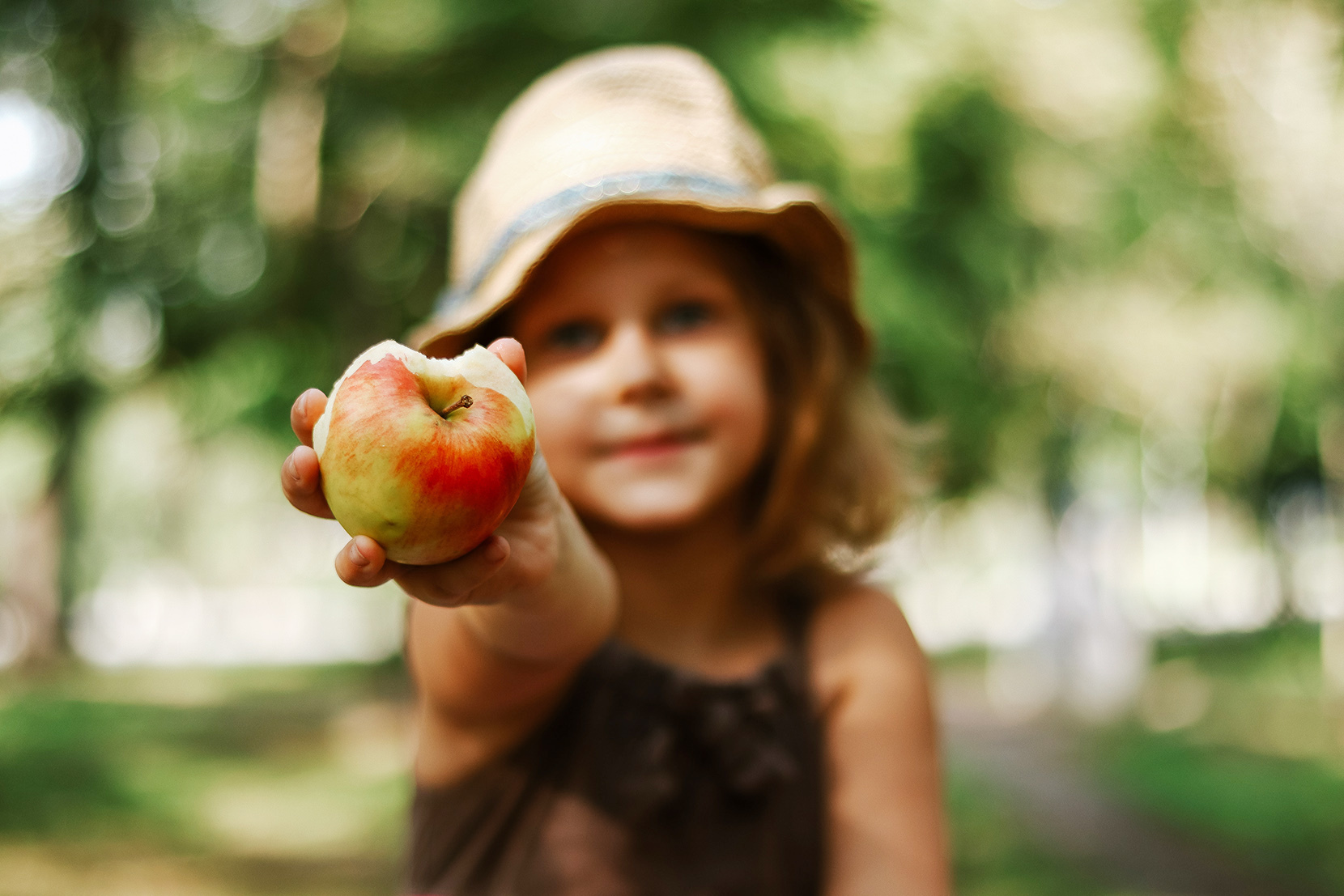 Dziewczynka je jabłko