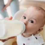 Zaparcia u niemowląt karmionych sztucznie – jak zmienić dietę, by pomóc dziecku?