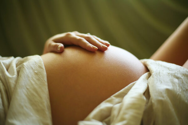 Ból podbrzusza w ciąży – przyczyny i objawy na różnych etapach ciąży