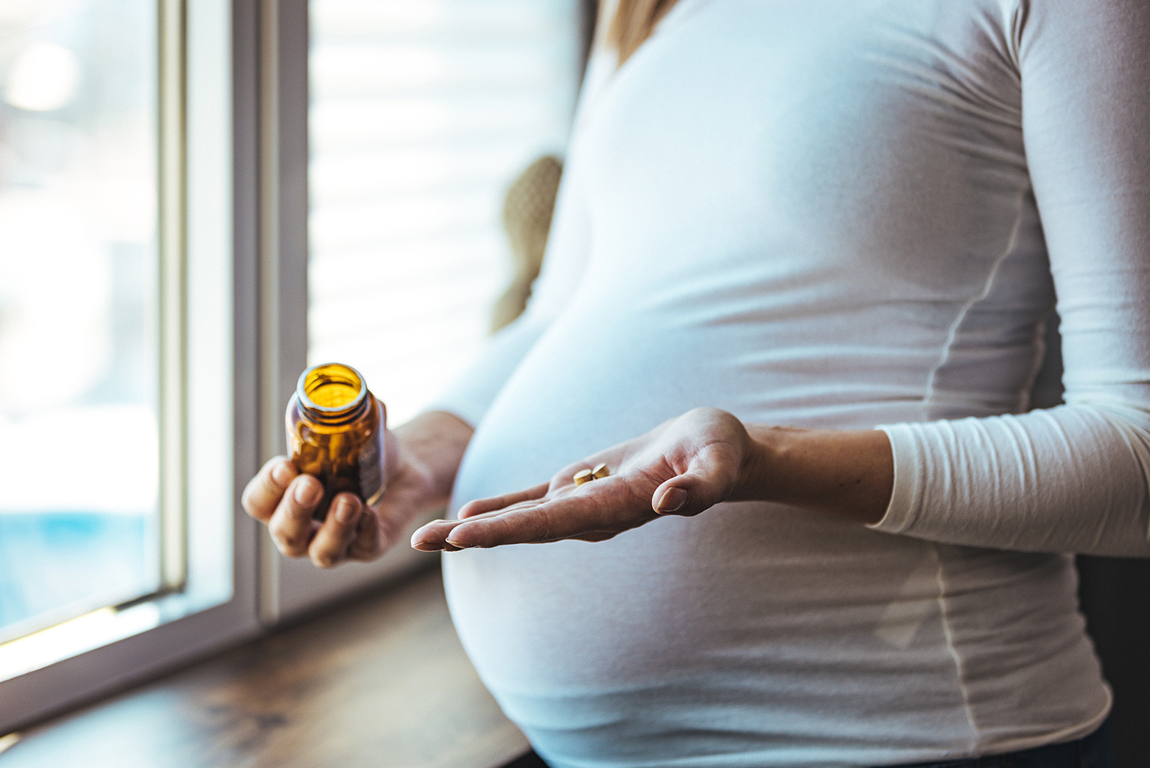 Kobieta w ciąży suplementuje witaminy i minerały