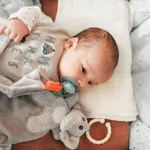 Niespokojny sen niemowlaka – przyczyny rzucania się dziecka podczas snu 